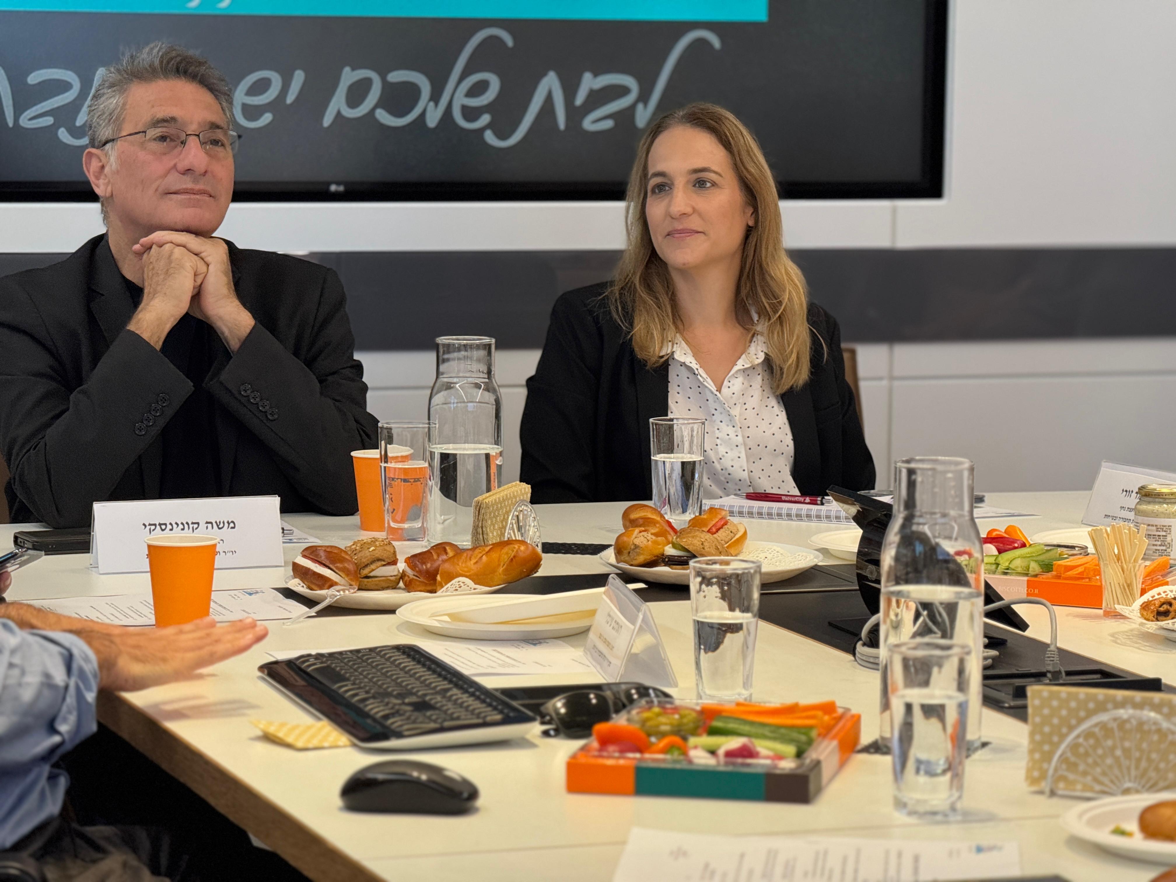 יו"ר ועדת תחבורה משה קונינסקי ומנהלת הועדה דנה דקו מנדס
